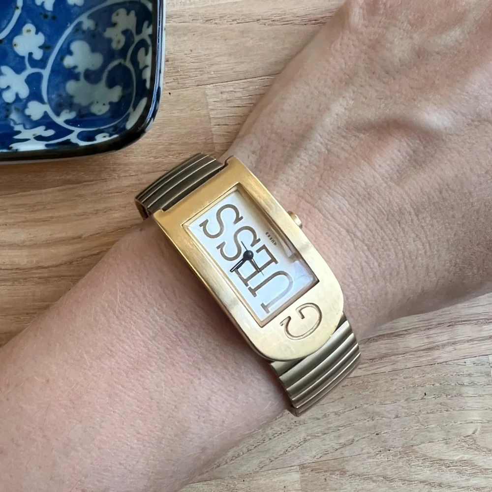 Guess ladies gold tone fashion watch NEW BATTERY